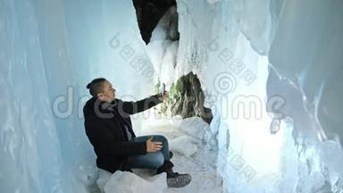 人类在一个冰洞里用智能手机<strong>交流</strong>。 围绕着神秘美丽的冰窟.. 用户在社交中<strong>交流</strong>